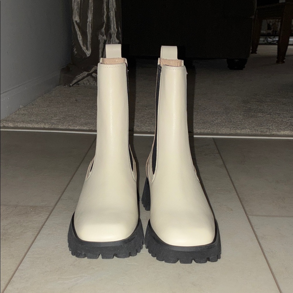 Clark’s Elegant White Chelsea Boots